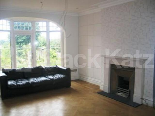 			5 Bedroom, 1 bath, 1 reception Flat			 Broomfield Lane, PALMERS GREEN N13